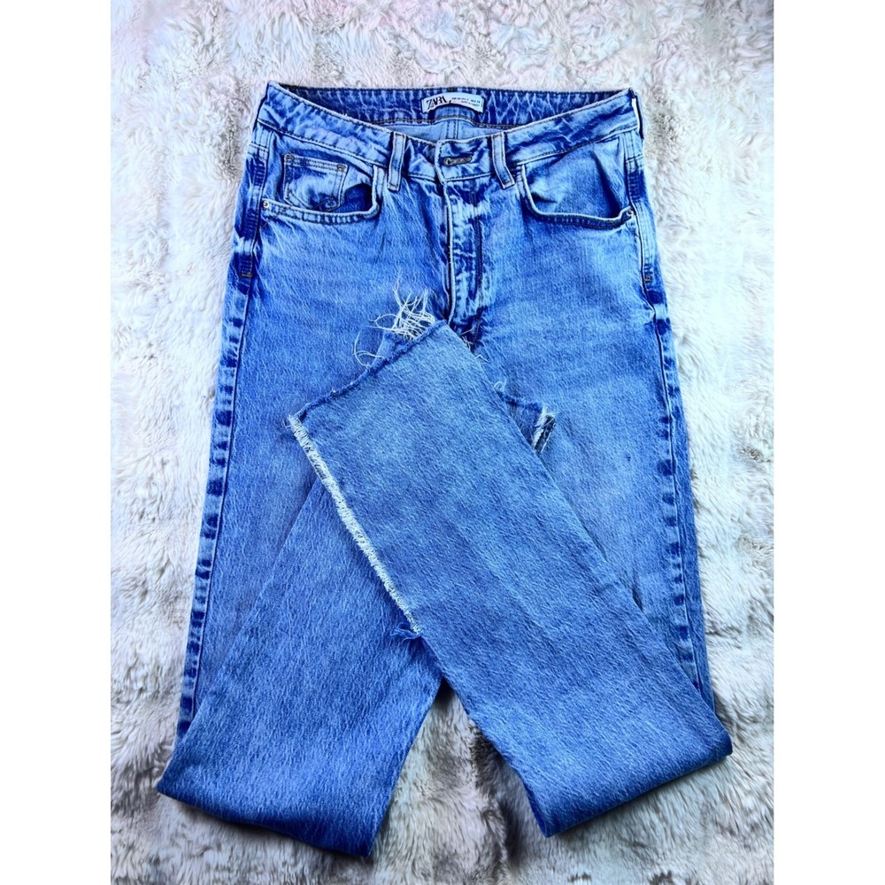 Zara High Waisted Straight Leg Jeans Light Wash Blue Raw Hem Size 6 A21